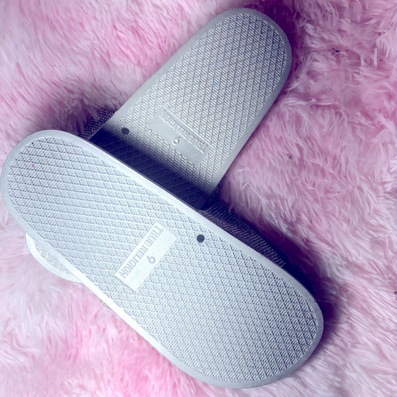 True religion slides - Picture 2 of 4